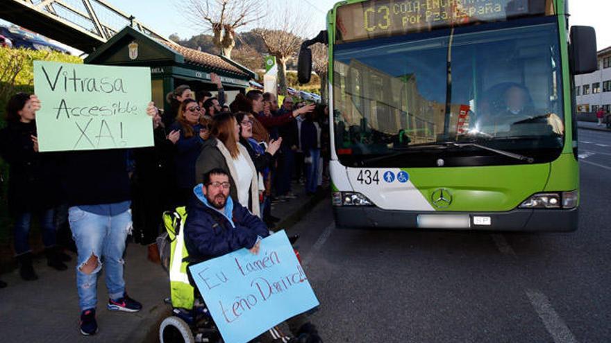 Carlos, en la protesta de ayer // R. GROBAS