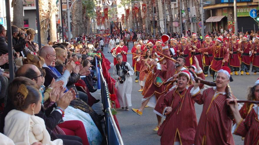 Un centenar de festeros de San Vicente desfilan el sábado por el centro de Madrid