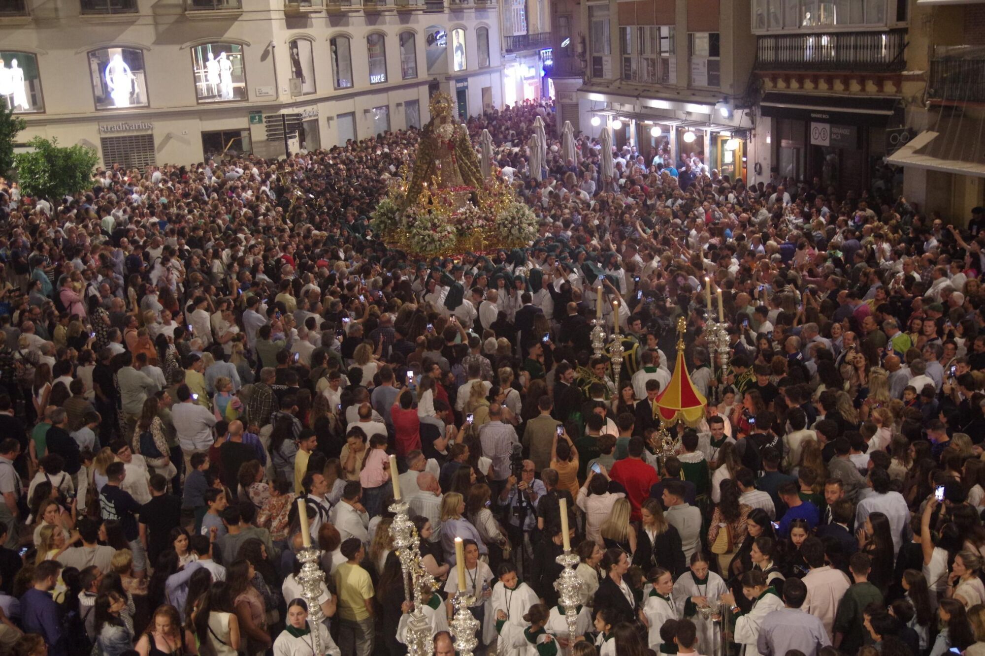 Procesión triunfal de regreso de la Virgen de la Esperanza a su basílica tras su peregrinación a Roma