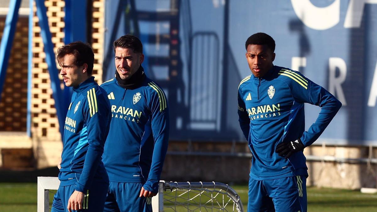 Álex Gomes, por detrás de Francho y Toni Moya, este jueves.