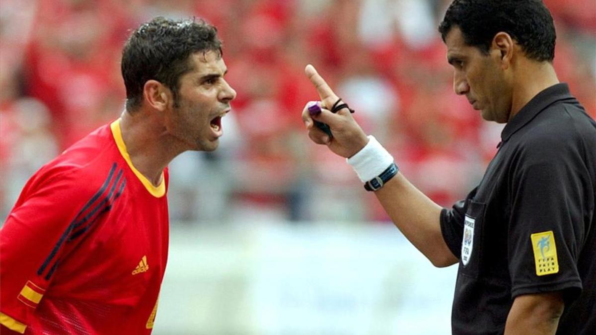 El actual seleccionador Fernando Hierro se comía a Al-Ghandour en 2002