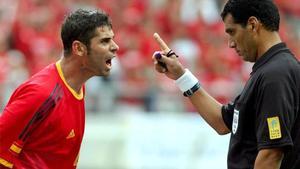 Fernando Hierro protestando a Al-Ghandour en 2002