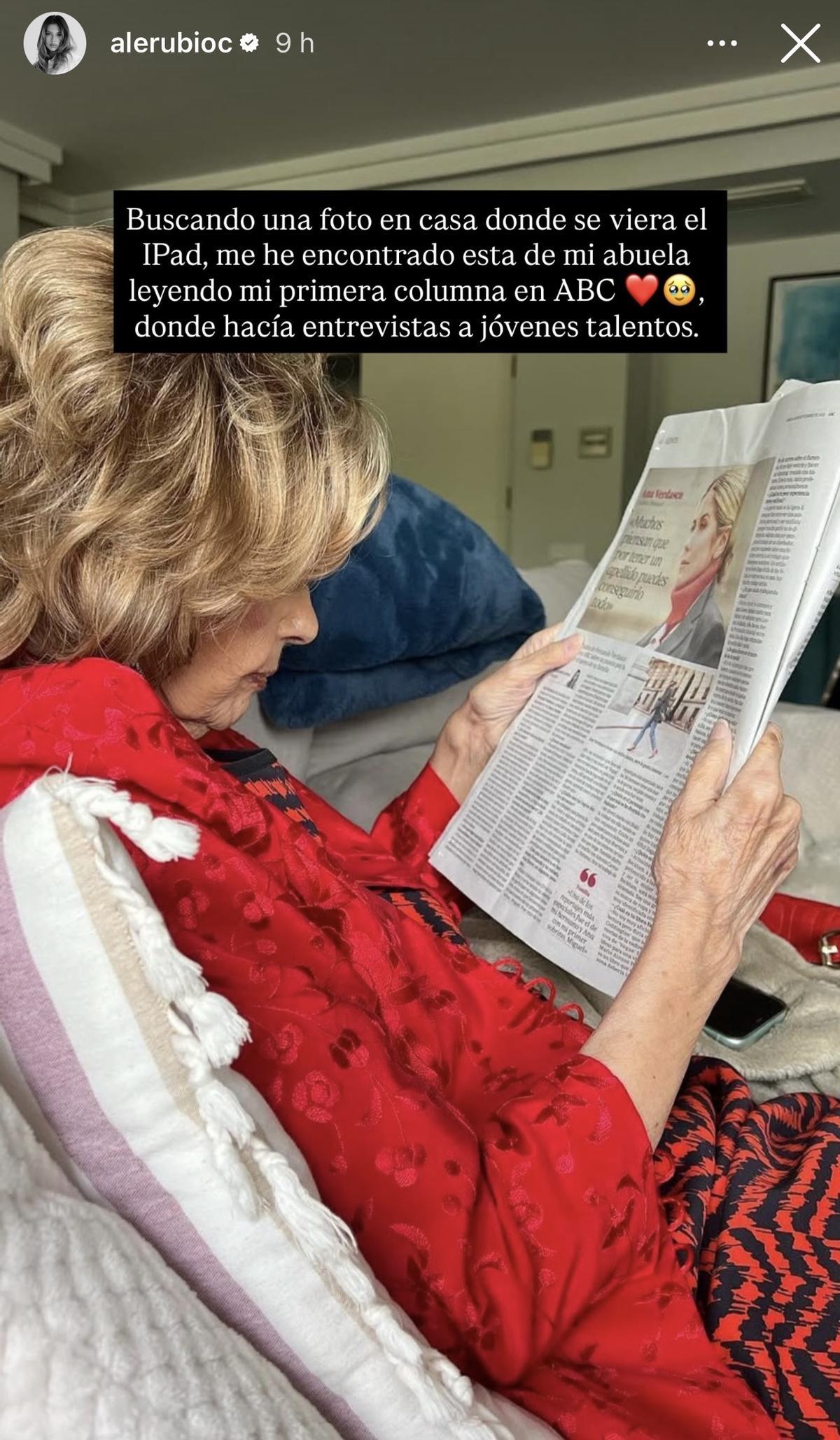 María Teresa Campos, leyendo la columna de su nieta, Alejandra Rubio