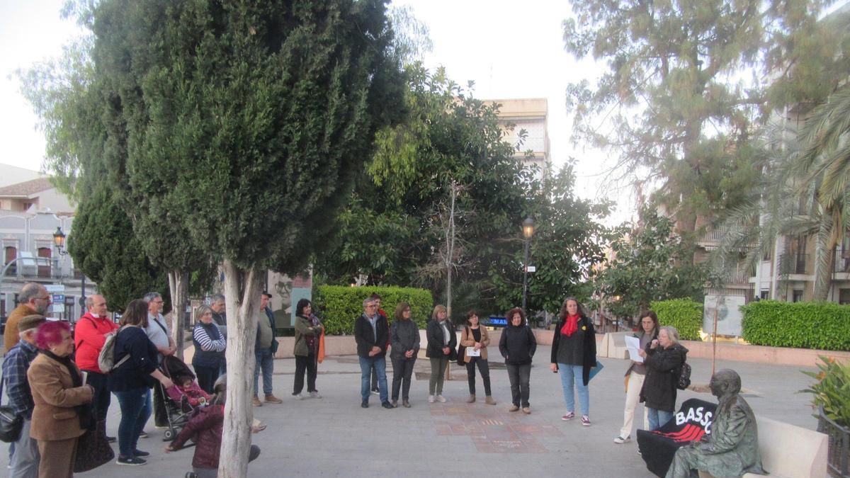 Ruta literaria junto a la estatua de Vicent Andrés Estellés.