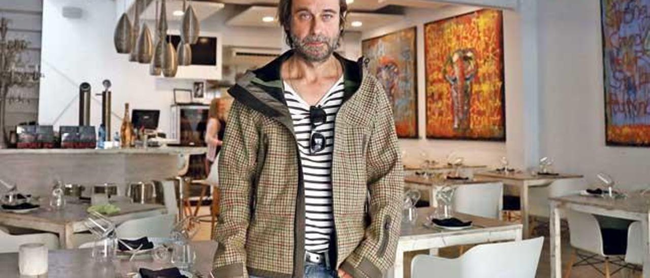 El actor Jordi Mollà, ayer en el Nuru Restaurant del barrio de Santa Catalina, donde se exhiben sus cuadros.