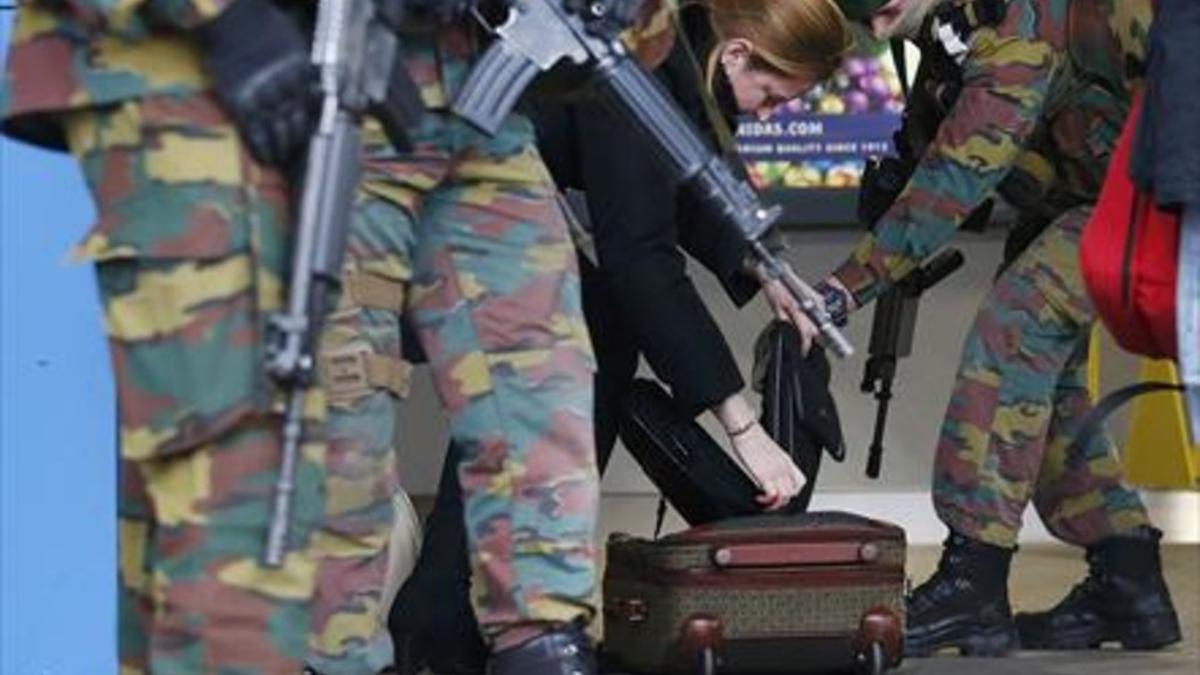 Una mujer abre su maleta en Bruselas.