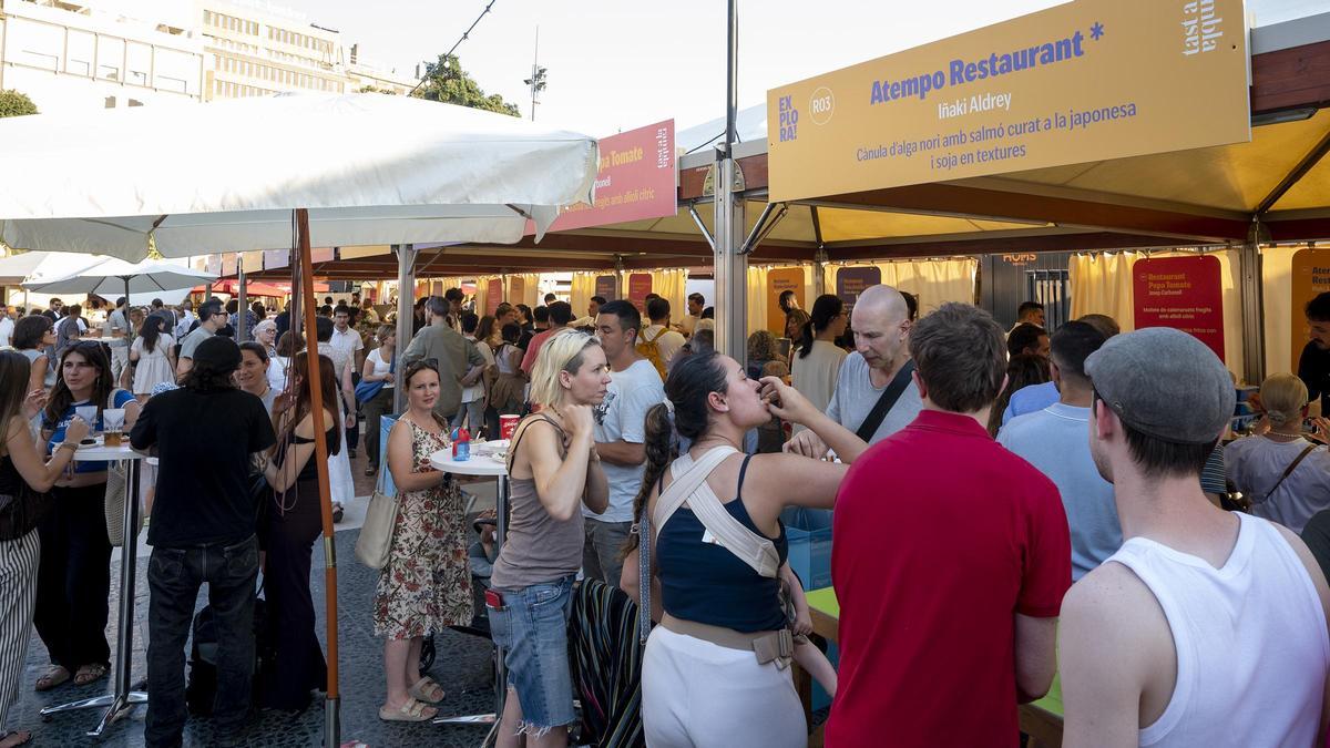 Ambiente en Plaza Catalunya con motivo de una nueva edición del ‘Tast a la Rambla’