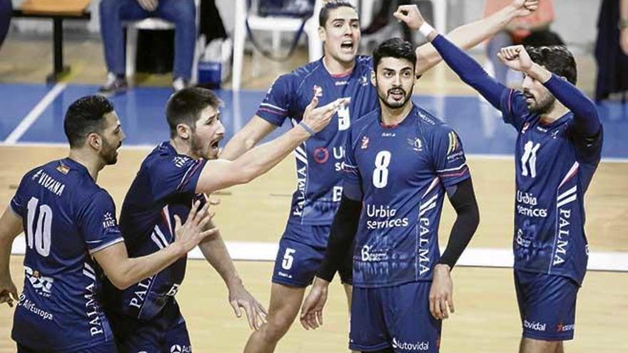 Los jugadores del Urbia Voley Palma celebran uno de sus puntos de ayer.