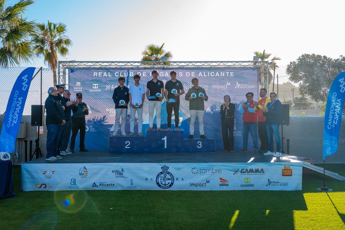 Podio masculino en la entrega de trofeos celebrado en las instalaciones de Tiro Pichón, en Alicante.
