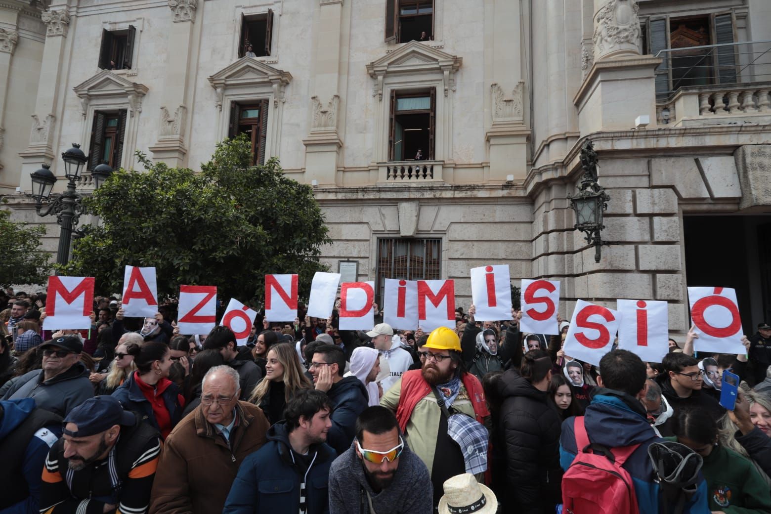 Así ha sido la primera mascletà de las Fallas 2025 en la plaza del Ayuntamiento de València