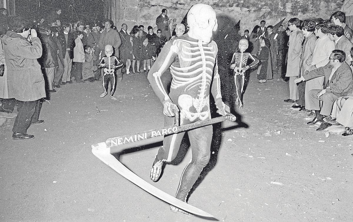 Imatge històrica de la Dansa de la Mort de Verges