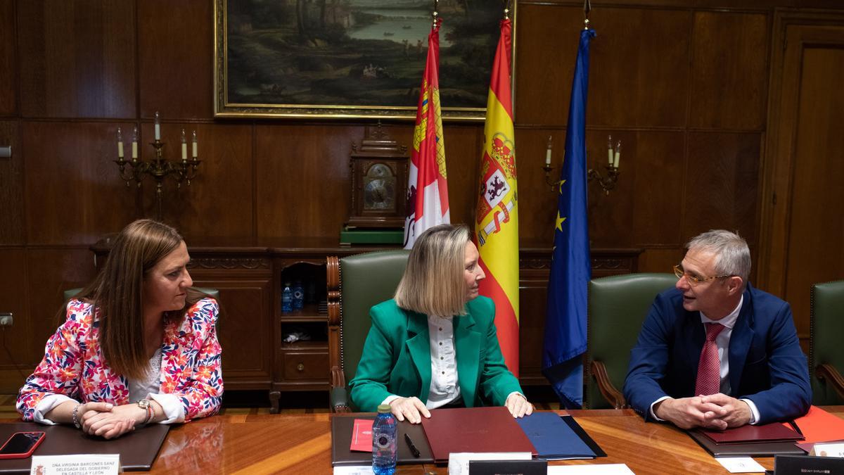 Virginia Barcones, María Amparo Valcarce y Ricardo Rivero.