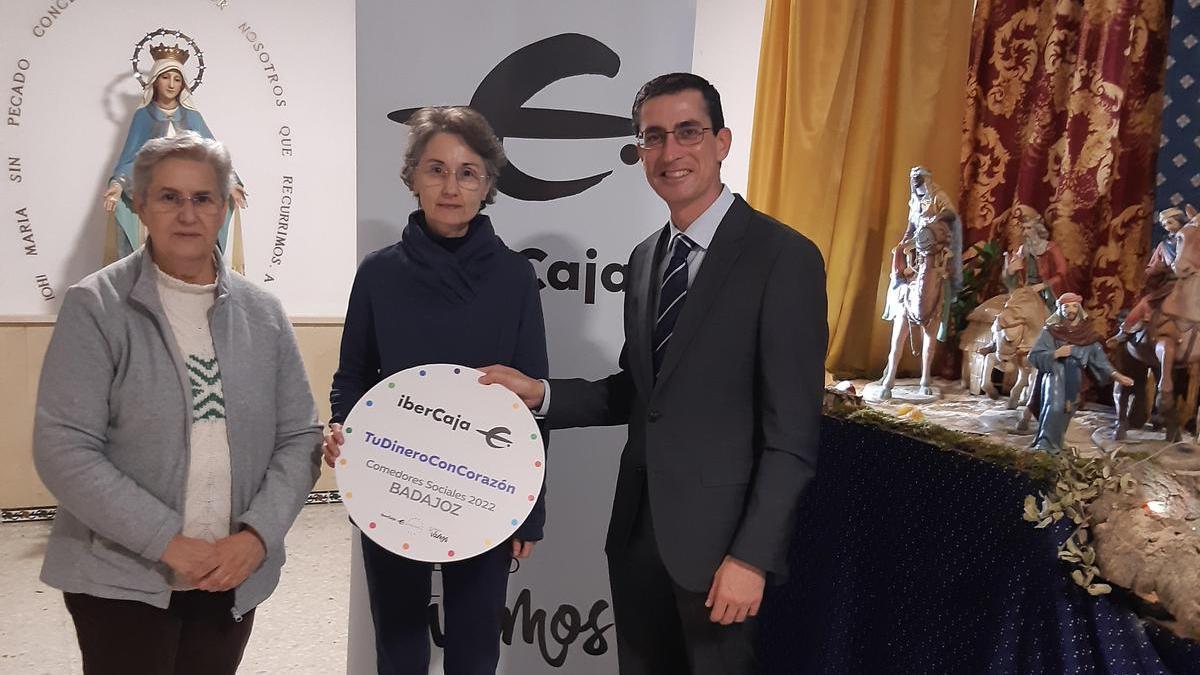 El director territorial de Ibercaja, Fernando Planelles, entrega la donación a las responsables del comedor social de las Hijas de Caridad en Badajoz.trega donación comedor social