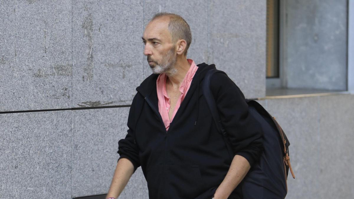 Natalio Grueso entrando en la Audiencia Provincial.