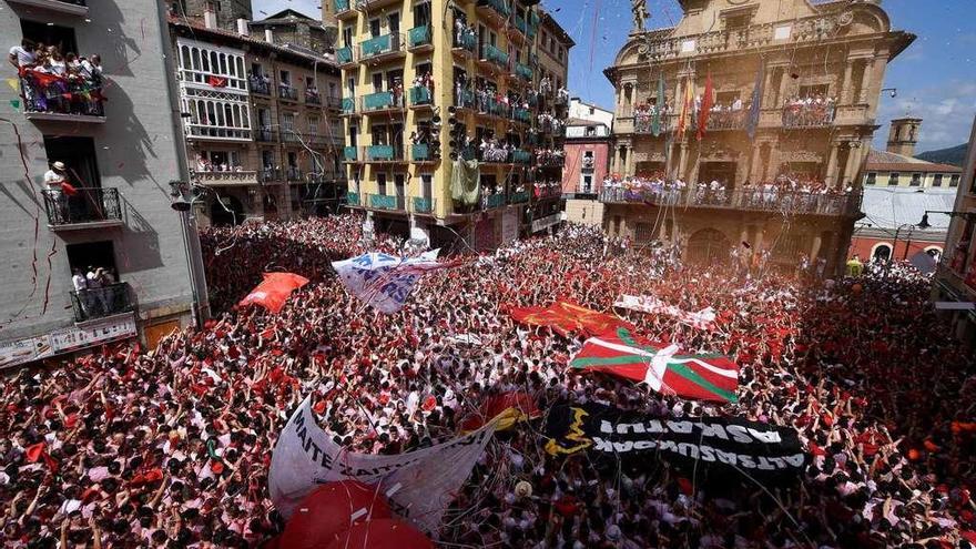 Miles de personas celebran el inicio de los sanfermines en la plaza del Ayuntamiento de Pamplona.