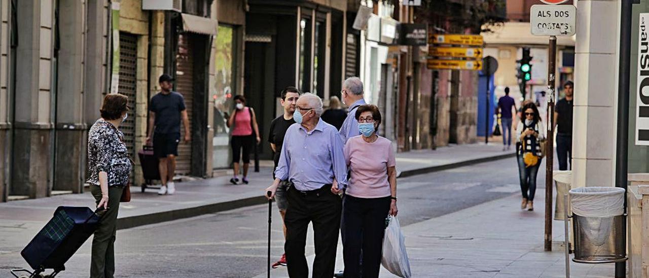 Varias personas paseando en una de las calles del centro de Elche.