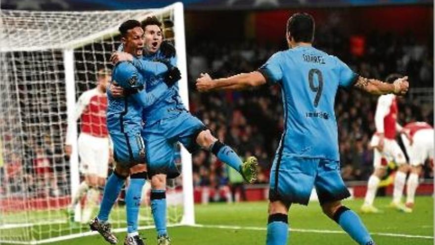 Suárez, Neymar i Messi celebren un dels dos que l&#039;argentí va marcar contra l&#039;Arsenal, dimarts.