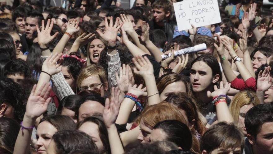 Estudiantes se manifiestan en Valencia contra Wert y la Lomce.