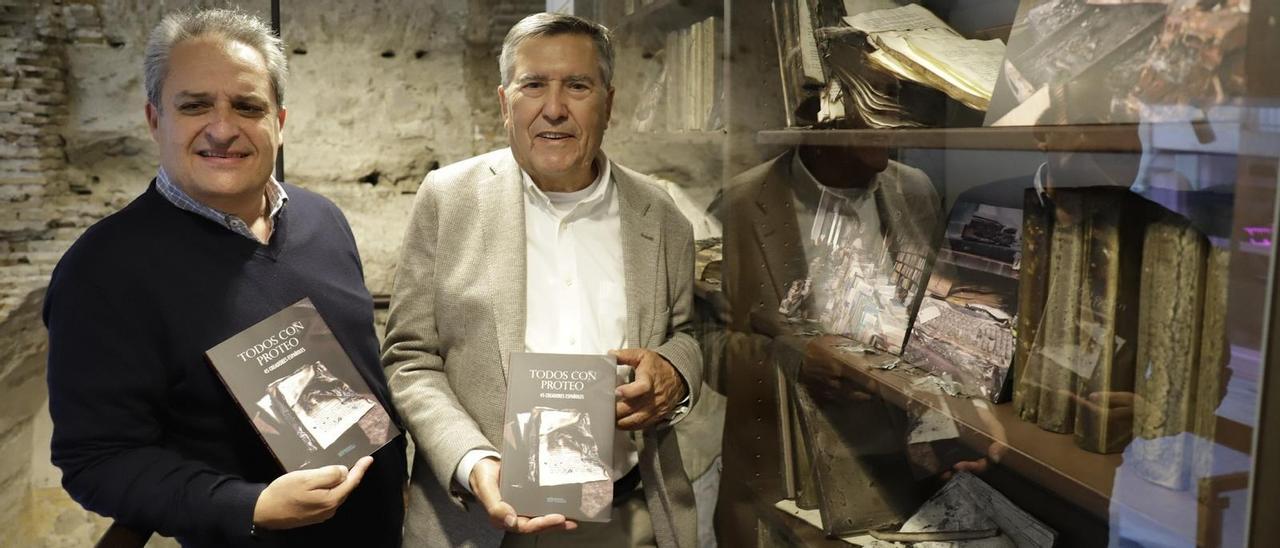 El gerente de la librería,Jesús Otaola y Anastasio Álvarez, promotor de la obra, en el rincón de Proteo que recuerda el incendio.