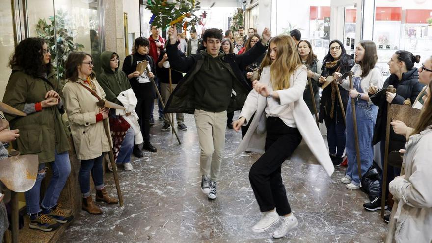 Unha parella de mozos baila durante a celebración da Aña Urbana pola cidade.   | // G. SANTOS