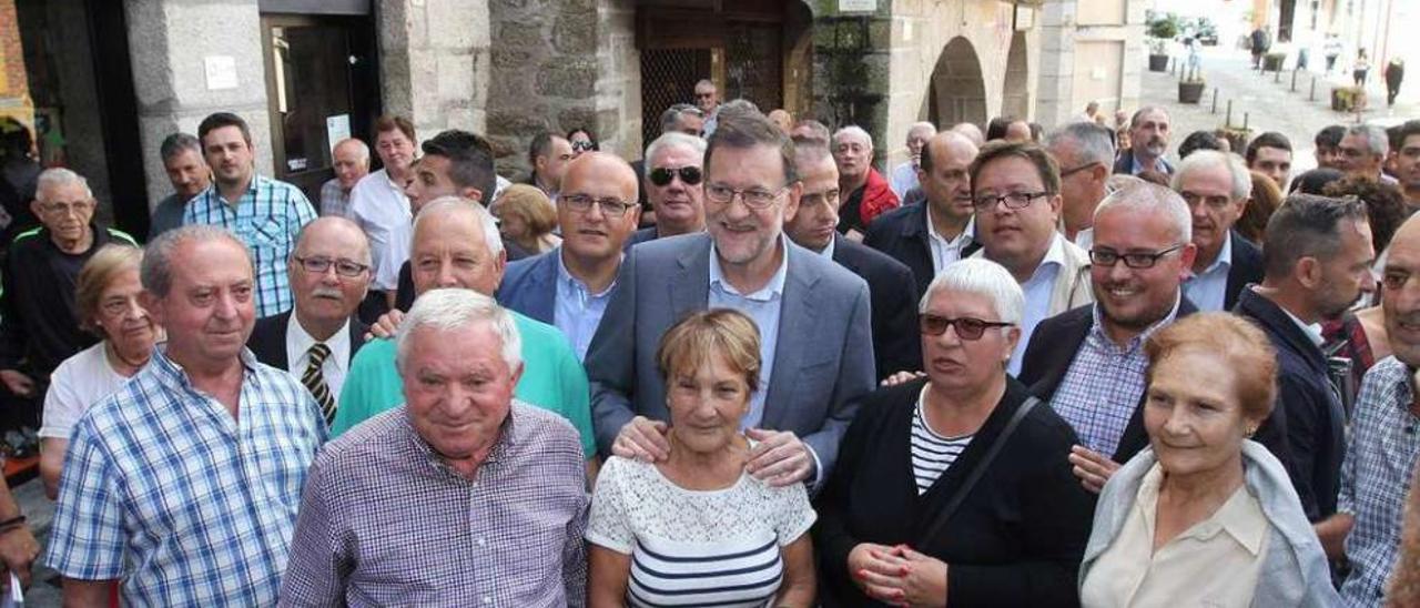 Rajoy posa sonriente con un grupo de simpatizantes de Ribadavia. // Iñaki Osorio