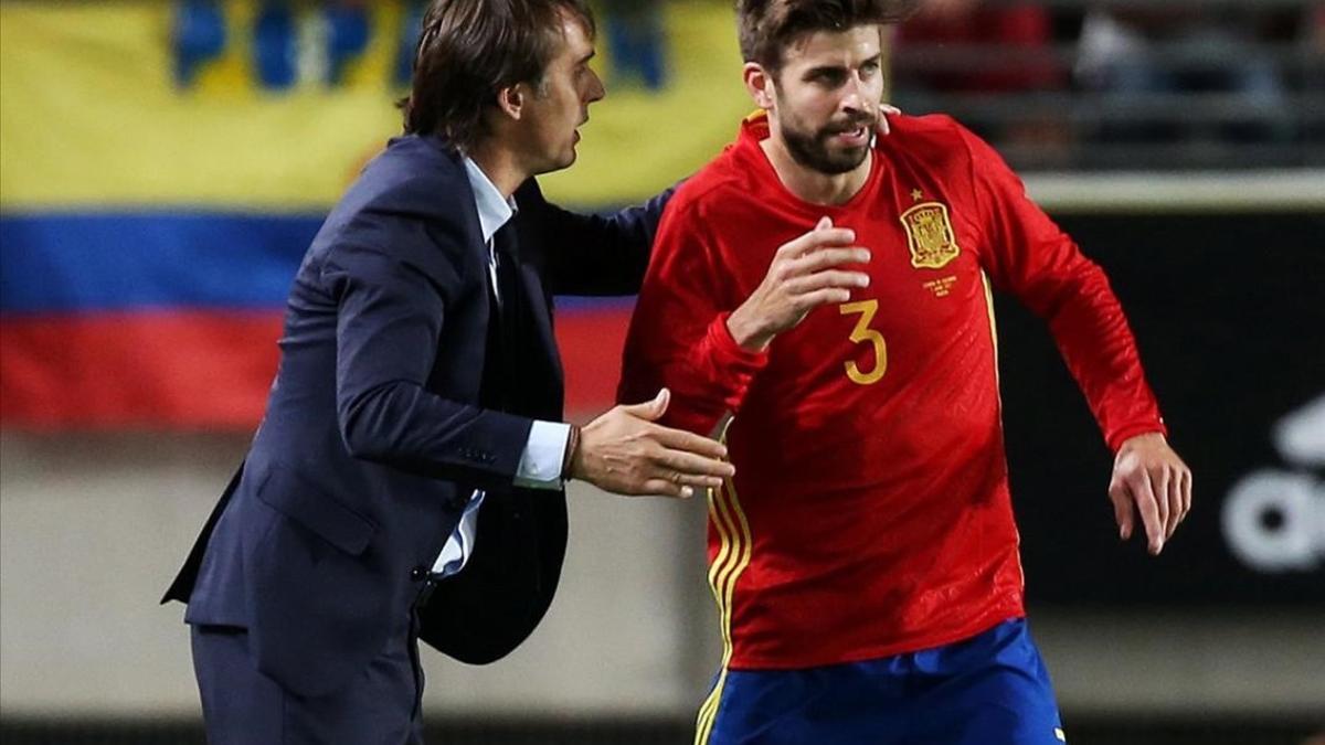 Lopetegui y Piqué, durante el partido contra Colombia en la Nueva Condomina