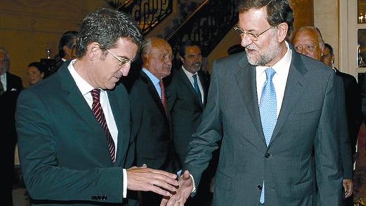 El presidente, Mariano Rajoy, saluda al jefe del Ejecutivo gallego, Alberto Núñez Feijóo, ayer, en Madrid.
