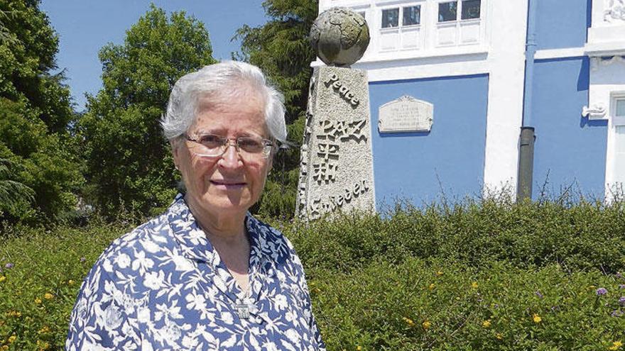 Rebeca Cervantes, ante el monumento a la Paz en Oleiros que inauguró Rigoberta Menchú.