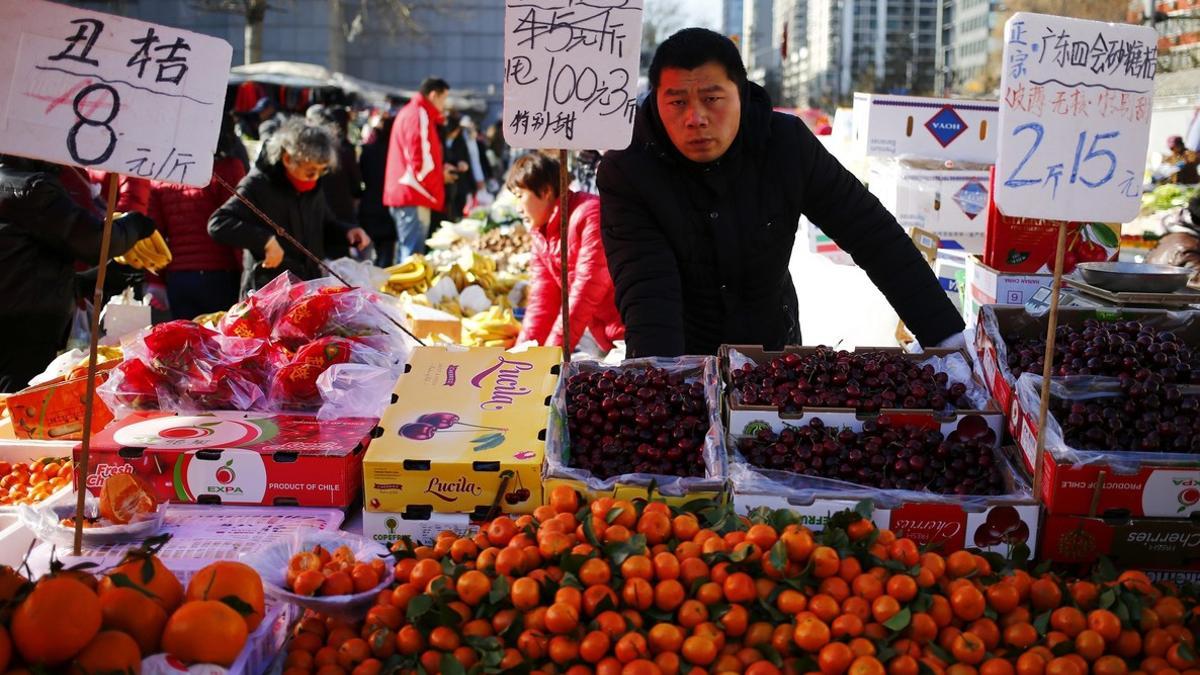 Un vendedor de fruta en un mercado de Pekín.