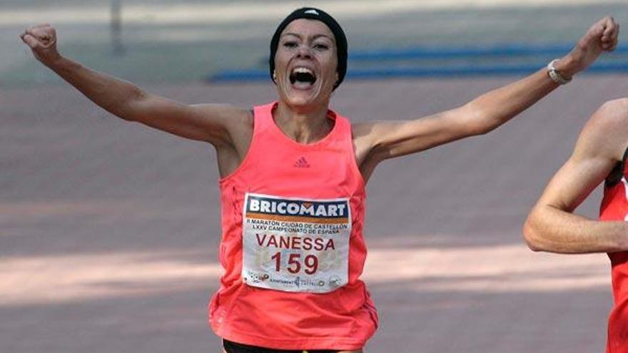 La atleta de Gondomar Vanessa Veiga festeja su clasificación para los Juegos, ayer en Castellón. // Roberto Muñoz