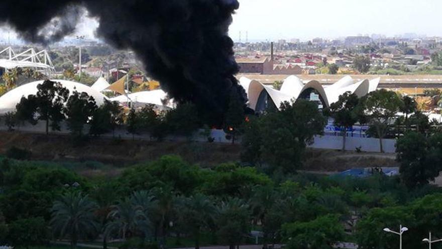 El humo provocado por el fuego en el Oceanogràfic.