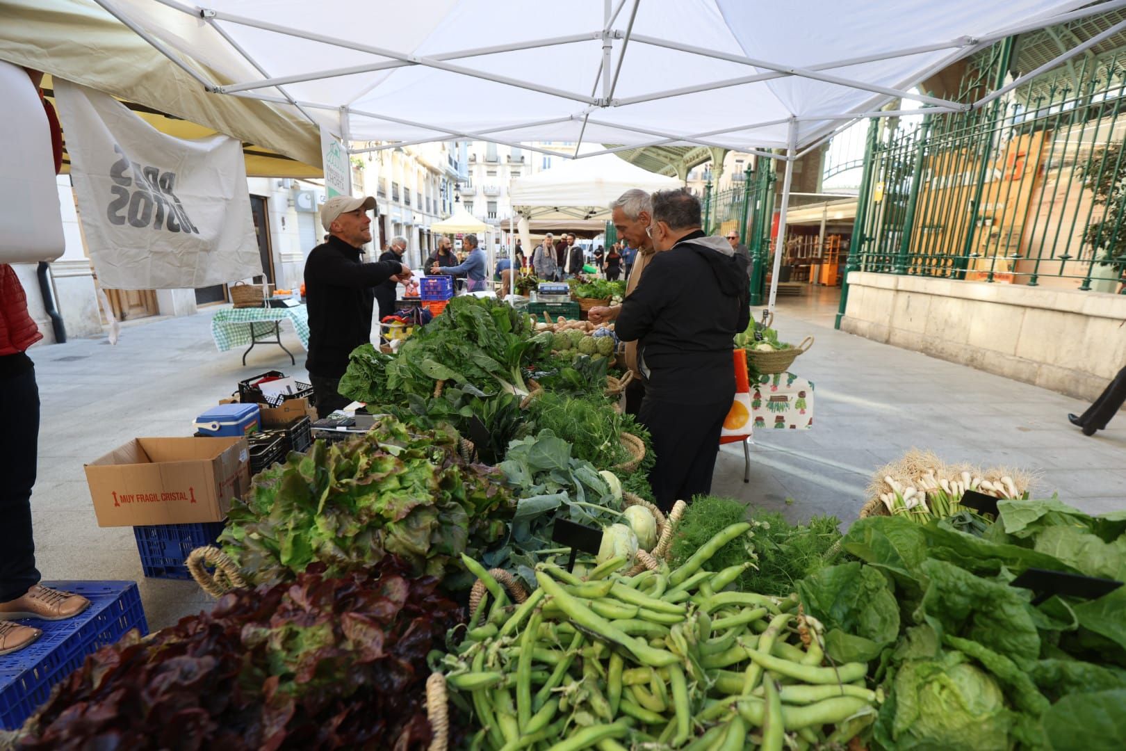 Se instala en el mercadillo de fruta y verdura en el Mercado de Colón