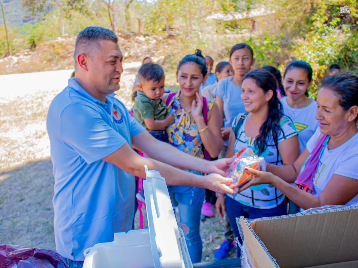 Allan Rivera, d’Honduservis, en una de les seves activitats solidàries a Hondures