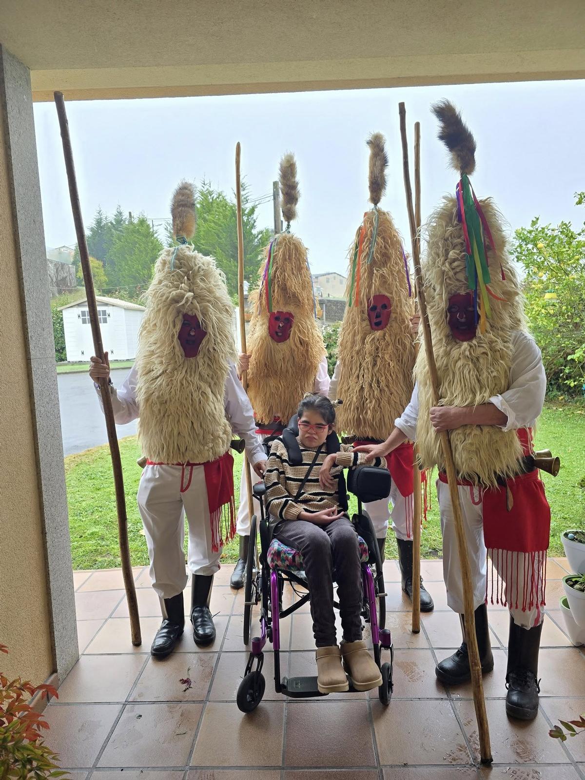 Elena, con un grupo de Sidros de Valdesoto.