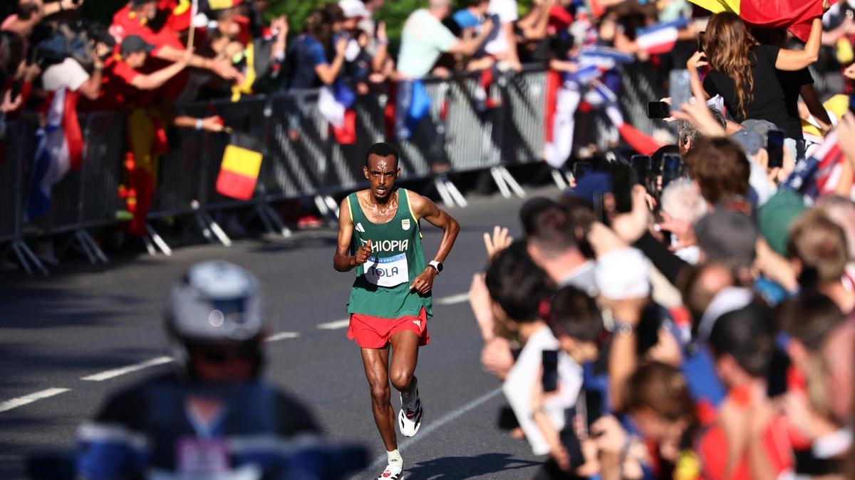 El etíope Tamirat Tola durante la prueba de maratón en los Juegos Olímpicos de París 2024