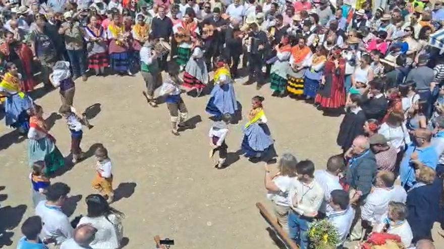 El grupo infantil de los Coros y Danzas de Badajoz baila el Fandango Oliventino ante la Virgen de Bótoa.