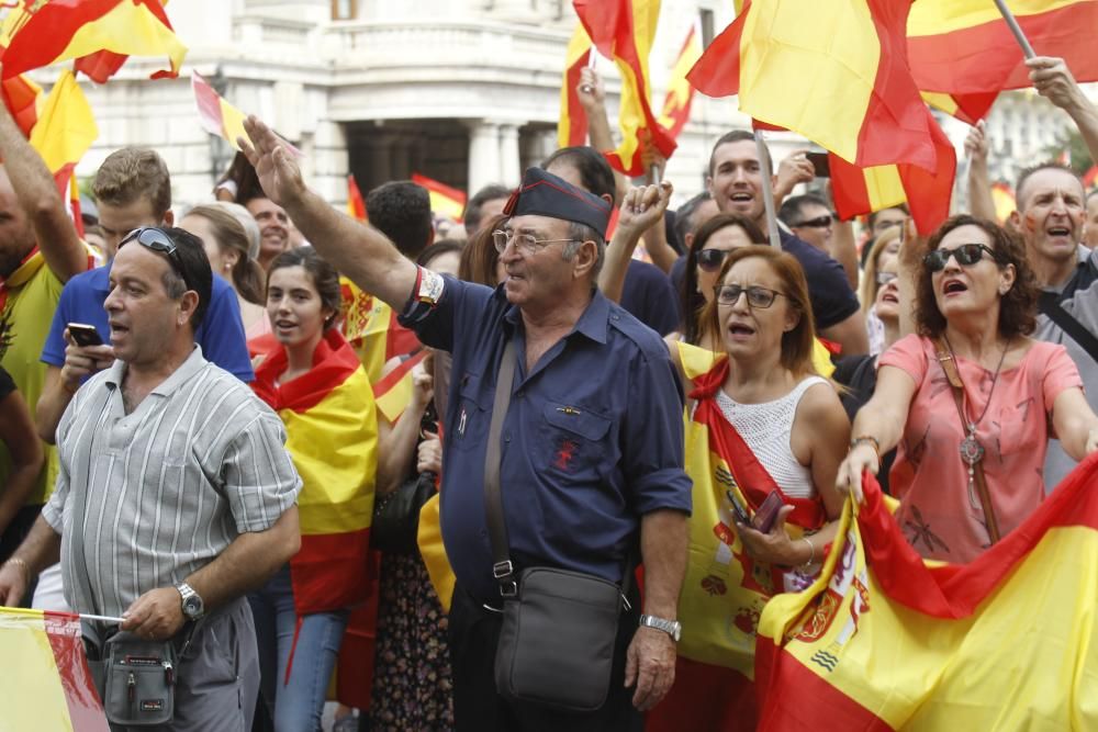 Caravana de vehículos con banderas españolas en València