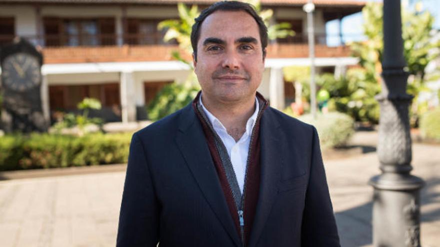 El alcalde de Tacoronte, José Daniel Díaz (NC), en el exterior del Ayuntamiento.