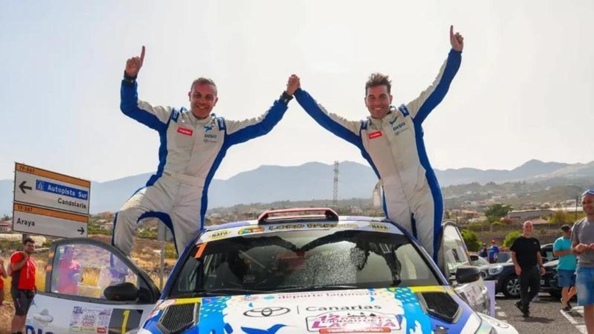 Yeray Mujica y Enrique Cruz, respectivamente, celebran su victoria en el Rally Ciudad de La Laguna.