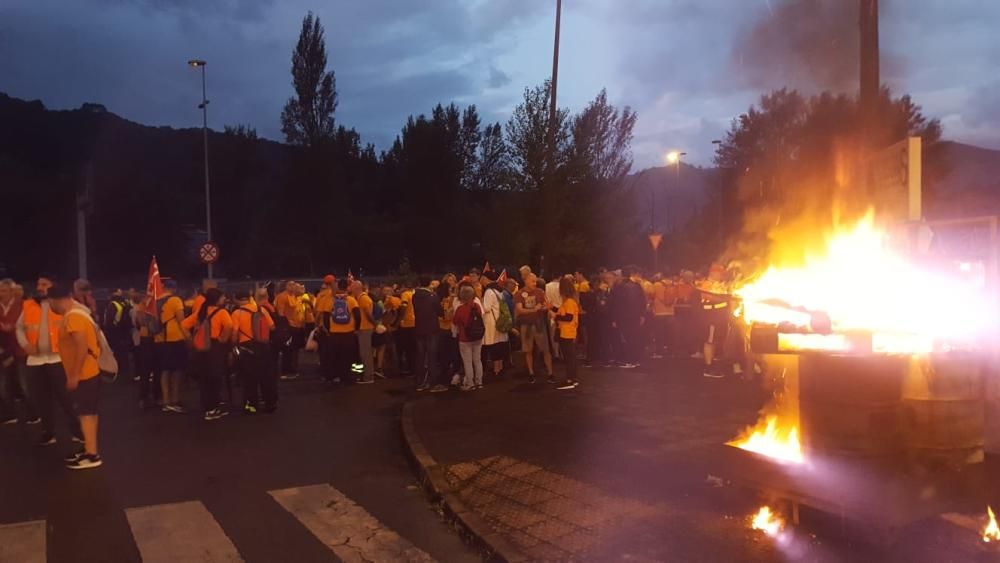 Los trabajadores de Vesuvius marchan a pie desde la fábrica de Riaño hasta la Junta.