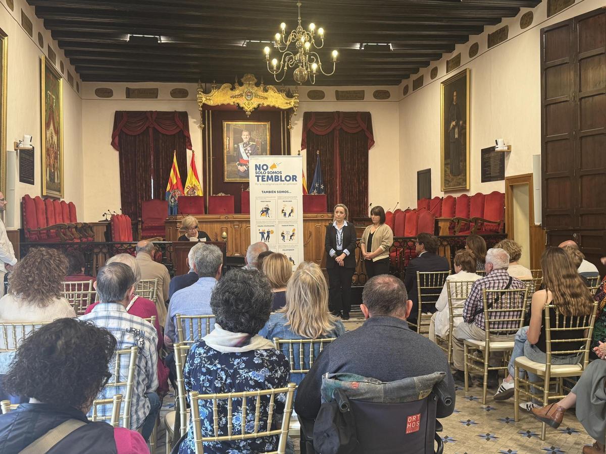 Un momento del acto en el Salón de Plenos de Elche para conmemorar el Día Mundial del Párkinson