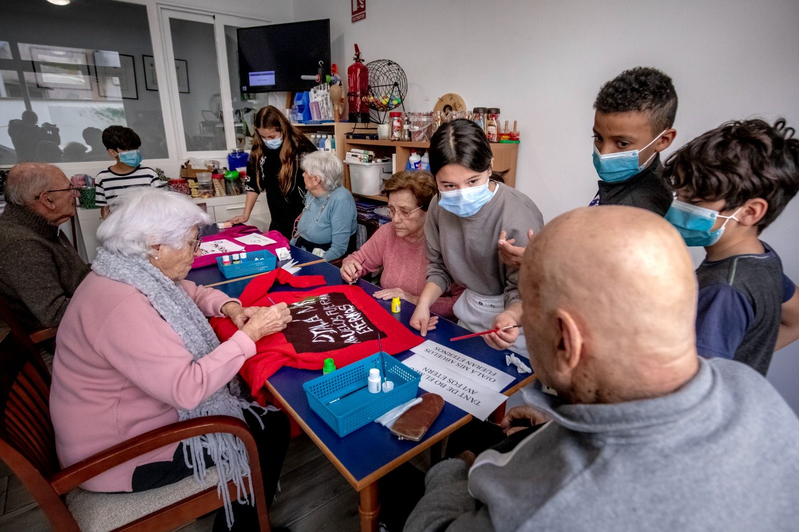 "Mayores y niños del barrio de Foners de Palma trabajan y disfrutan juntos: la mezcla perfecta de alegría y cariño"