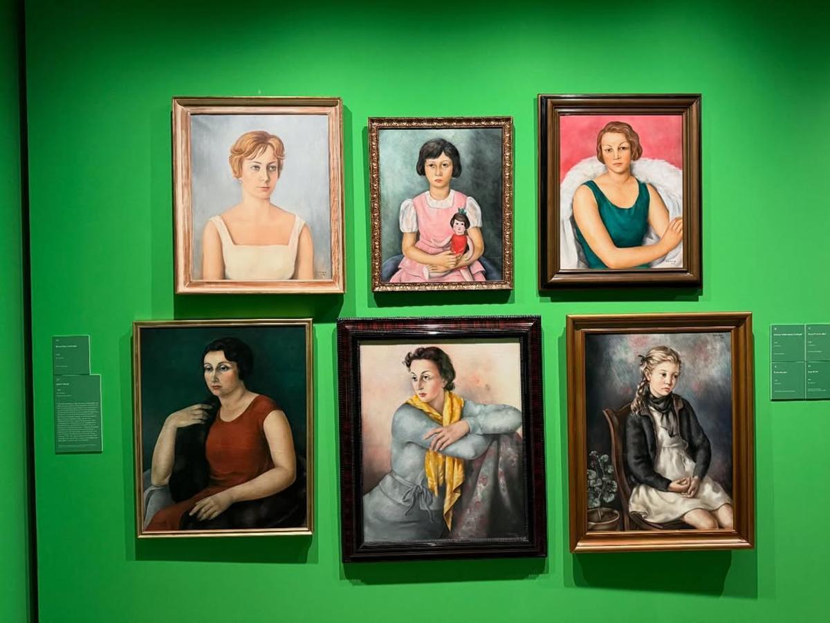 Alguns dels retrats creats per Artur Carbonell i que s'exposen a Sitges.