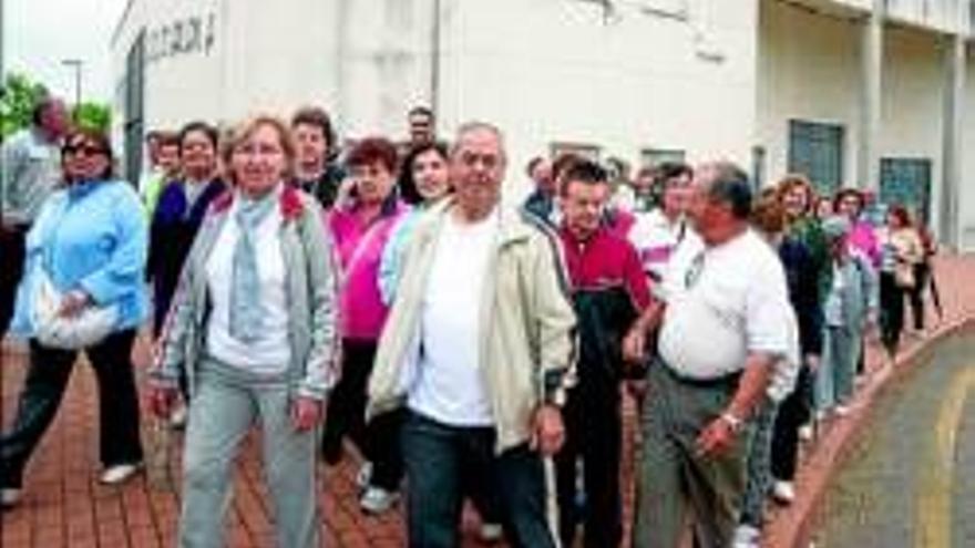 Clubs de mayores marchan desde el Cerro a la Estación