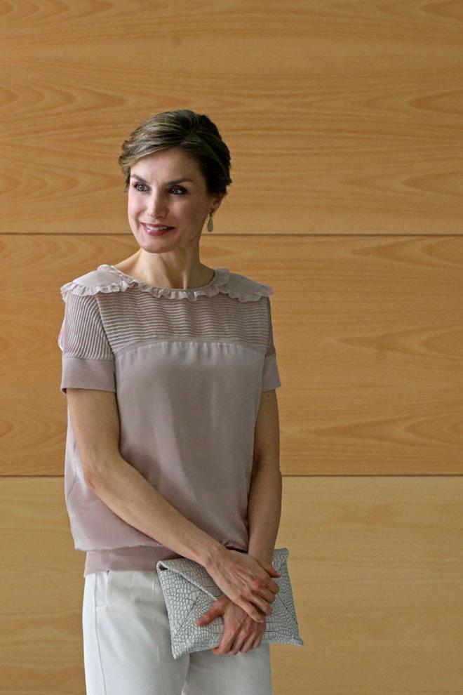 Detalle de la cartera blanca de pitón de Uterqüe de Letizia Ortiz