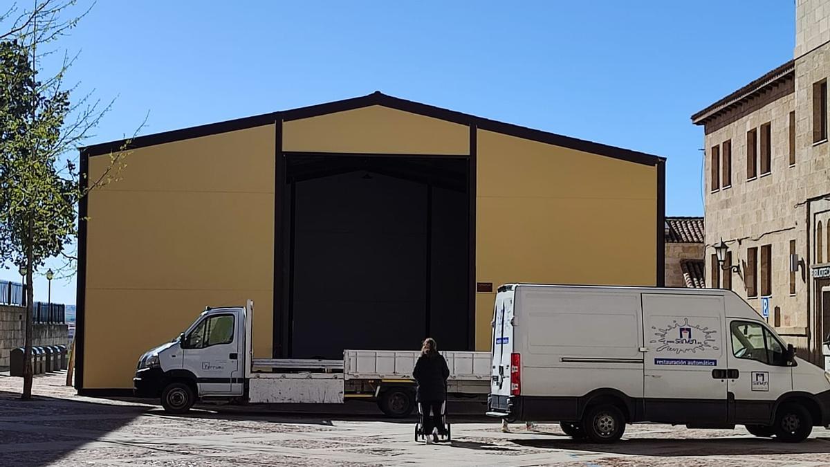 Trabajos en la carpa de la Semana Santa.