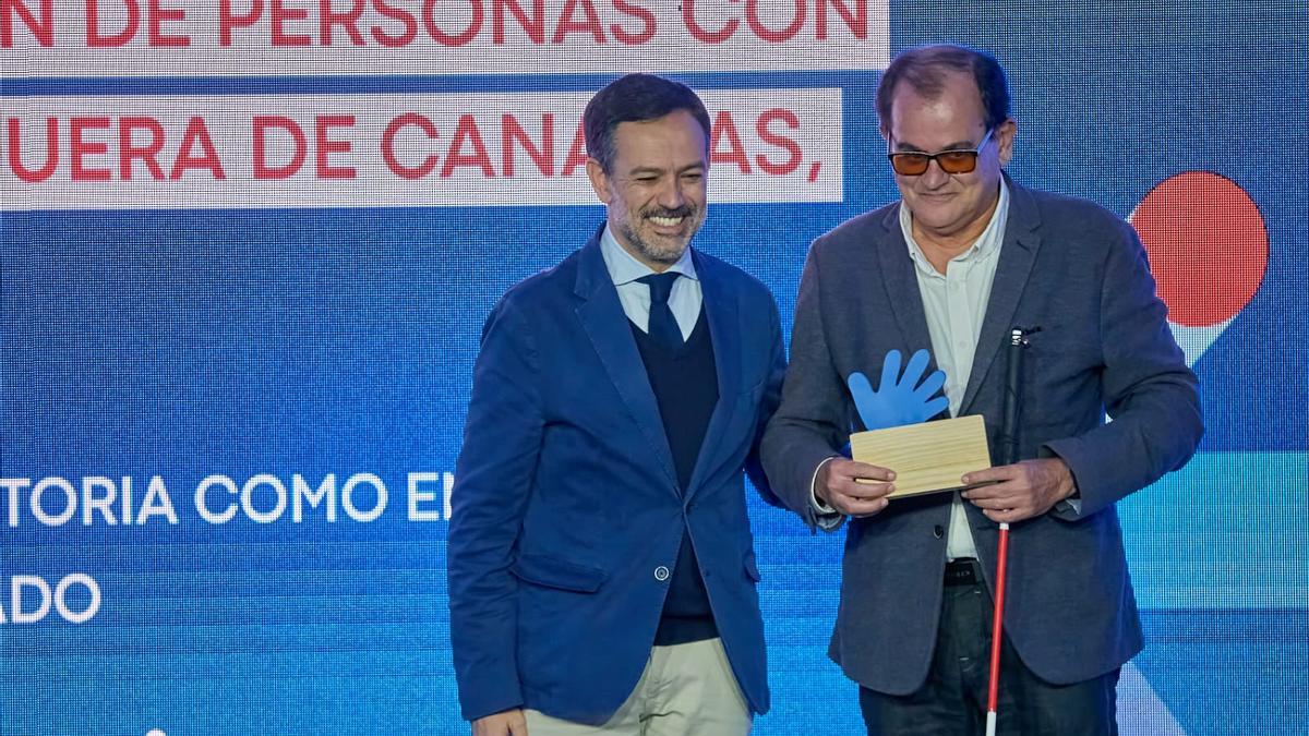 Lope Afonso, vicepresidente del Cabildo, junto a Cristo Manuel González, presidente de Asocide.