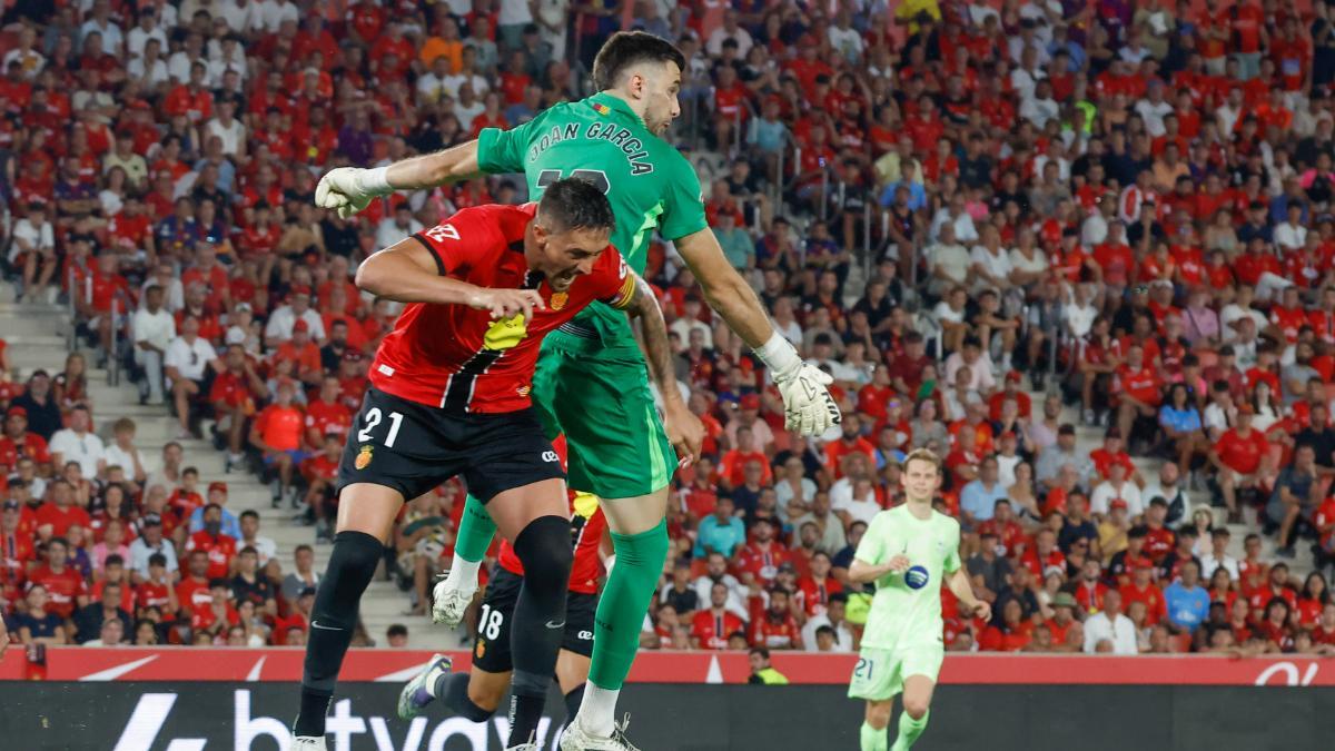 El guardameta del FC Barcelona Joan GarcÃIa (d) disputa un balón con el defensa del Mallorca Antonio RaÃ­llo (i) durante el partido de la primera jornada de LaLiga que RCD Mallorca y FC Barcelona disputan este sÃ¡bado en el estadio de Son Moix, en Palma de Mallorca. EFE/ Cati Cladera