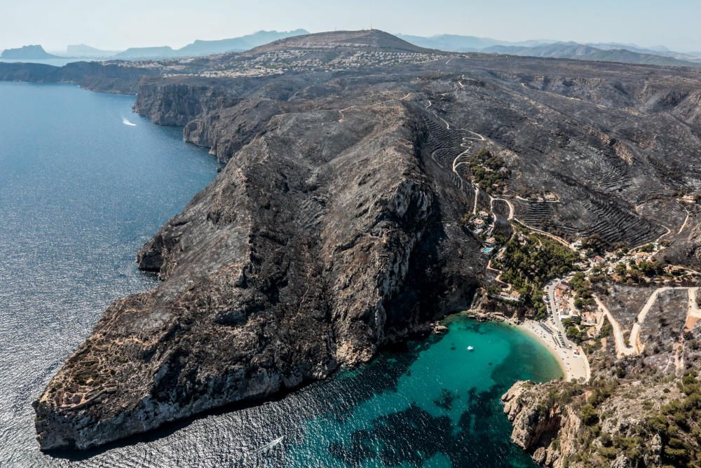 Vistas aéreas del incendio de Benitachell