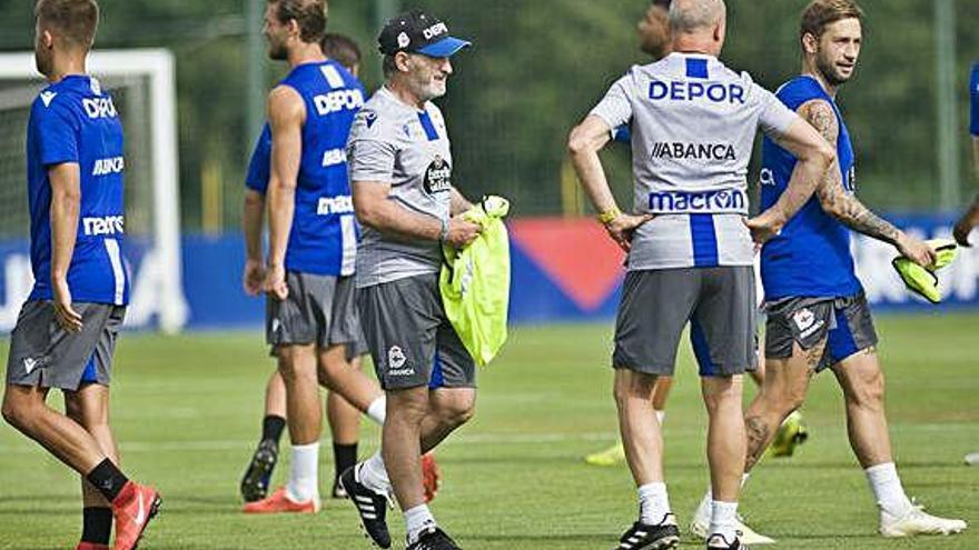 Juan Antonio Anquela, en el centro, sobre el césped de la ciudad deportiva.